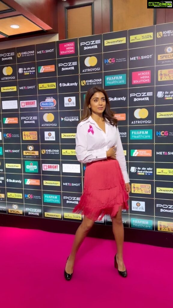 Shriya Saran Instagram - Why like this ? Pink carpet dance @rajattangriofficial you convinced me into buying this skirt . Thank you so much Love you @rajattangriofficial Make up @sakpalnilesh267 @snehzala I’m dancing like radha here