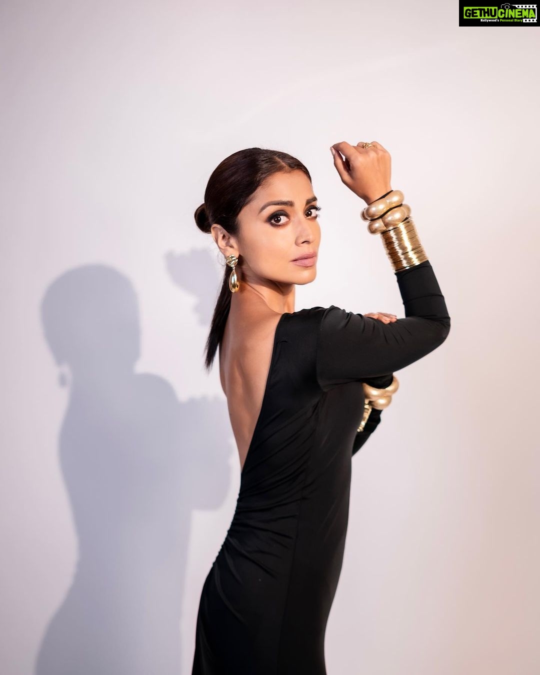 Shriya Saran Instagram - Outfit- @antithesis.in Jewellery- @bblingg_meghana @timelessjewelsby_s Rings @e3kjewelry @ishhaara Styled by- @sukritigrover Styling team- @vanigupta.23 @harshitadaga01 For @lorealindia event Make up @sakpalnilesh267 Hair @stylistsony