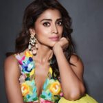 Shriya Saran Instagram – For @hswembroiderymachine 
Make up by @makeupbymahendra7 
Styled by @sukritigrover 
Shot by @venurasuri 
Wearing 

@dineshmalkani @heerhouseofjewellery @yuvaanjewels