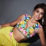 Shriya Saran Instagram - For @hswembroiderymachine Shot by @venurasuri Styled by @sukritigrover Make up @makeupbymahendra7 Wearing @dineshmalkani @heerhouseofjewellery @yuvaanjewels