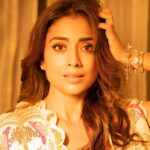 Shriya Saran Instagram - Happiness in my pocket Photogrpaher @media9manoj Make up @makeupbymahendra7 Wearing @payalsinghal