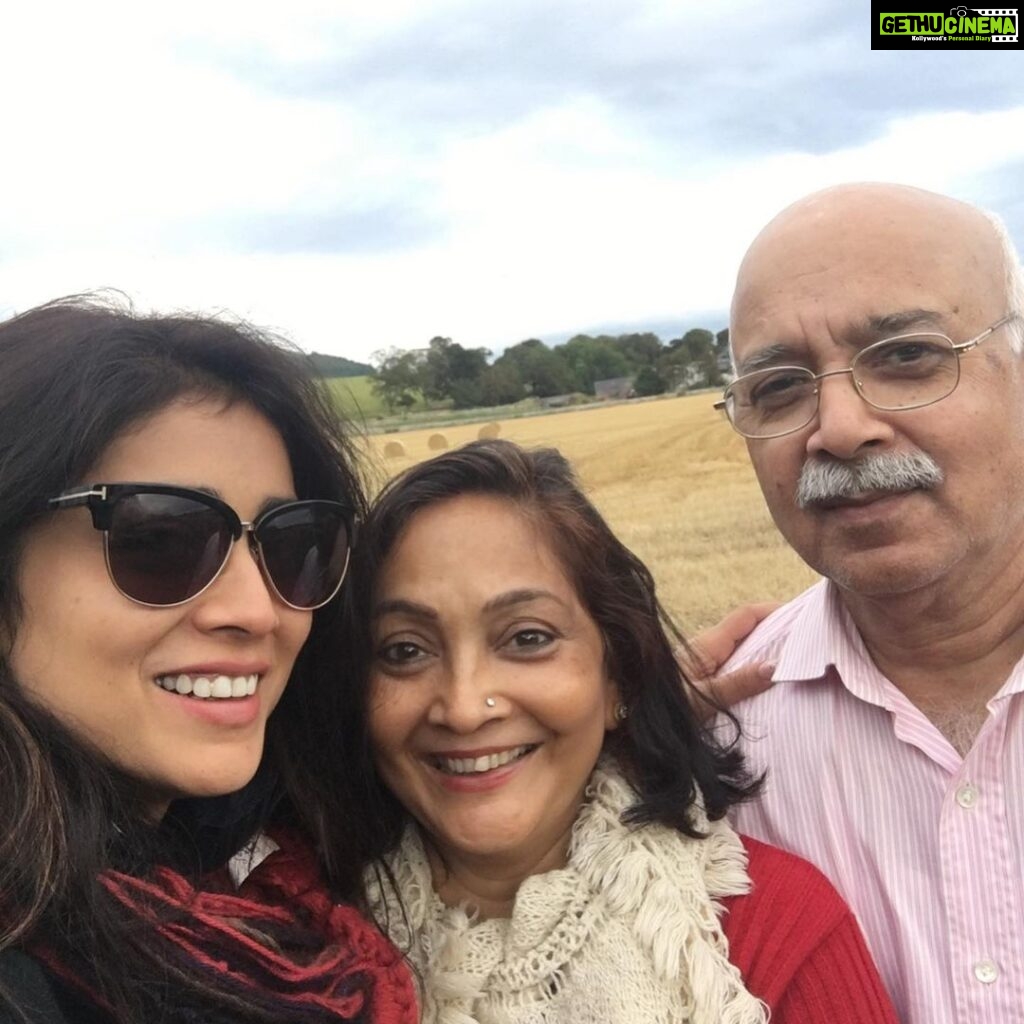 Shriya Saran Instagram - Happy birthday to the most amazing parents in the world , love you both Happy birthday @neerjasaran papa