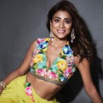 Shriya Saran Instagram - For @hswembroiderymachine Shot by @venurasuri Styled by @sukritigrover Make up @makeupbymahendra7 Wearing @dineshmalkani @heerhouseofjewellery @yuvaanjewels