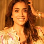 Shriya Saran Instagram - Happiness in my pocket Photogrpaher @media9manoj Make up @makeupbymahendra7 Wearing @payalsinghal