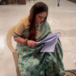 Shriya Tiwari Instagram – Script reading on set ♥️
.
.
#dhartiputranandani #behindthescenes #dhartiputra #nazaratv #actorslife #trendingreels #instalove #instagood #instadaily