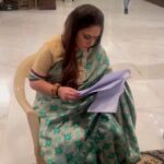 Shriya Tiwari Instagram - Script reading on set ♥️ . . #dhartiputranandani #behindthescenes #dhartiputra #nazaratv #actorslife #trendingreels #instalove #instagood #instadaily