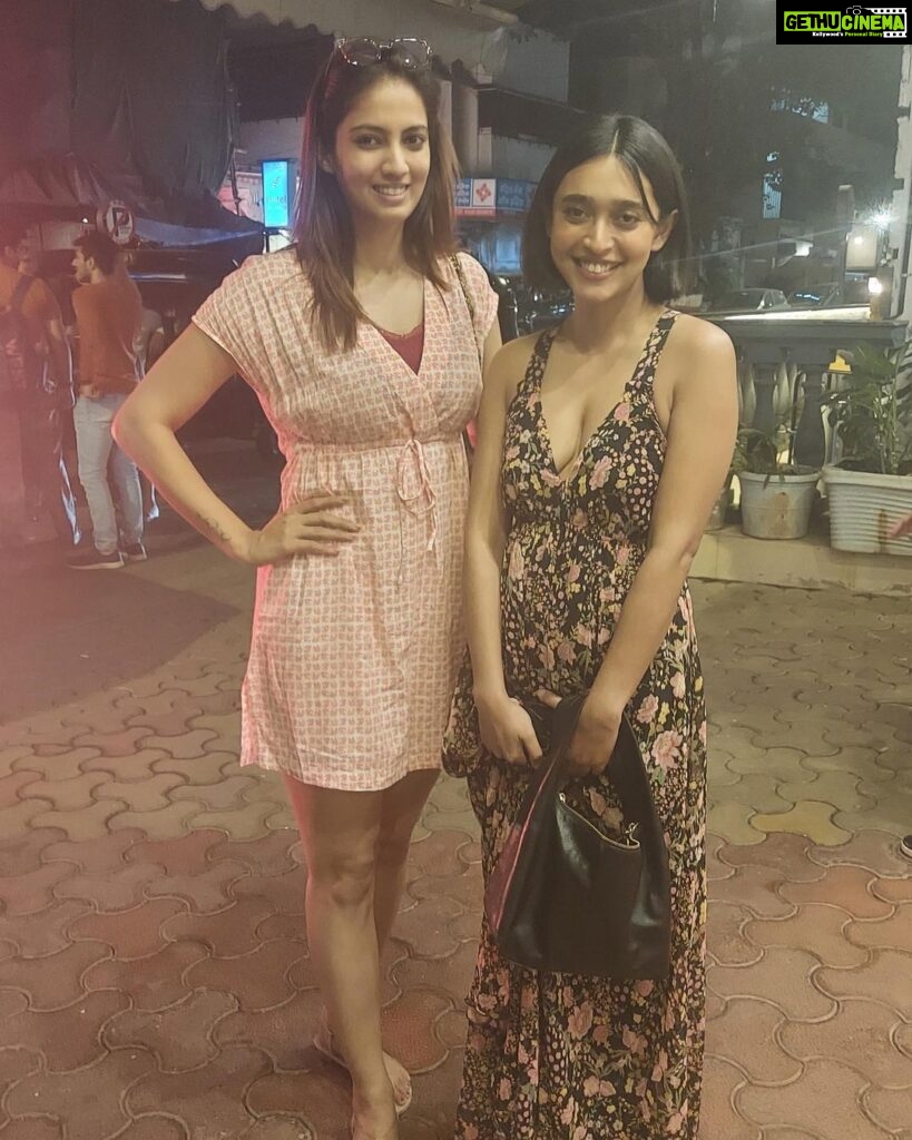 Shriya Tiwari Instagram - Whatttaaaa nighttt it wass!! Swipe to see some great people! ❤️ Thanks for inviting me @meet.d.artist i had so much funnn!!! ☺️ And also thanks for clicking my pictures. 🙈 . . . . . . . #post #sunday #sundayfunday #throwback #comedy #standupcomedy #habitat #comedyvideos #comedians #virdas #virdasforindia #sayanigupta #happiness #fun #shriyatiwari #longwaytogostill The Habitat - Comedy and Music Cafe