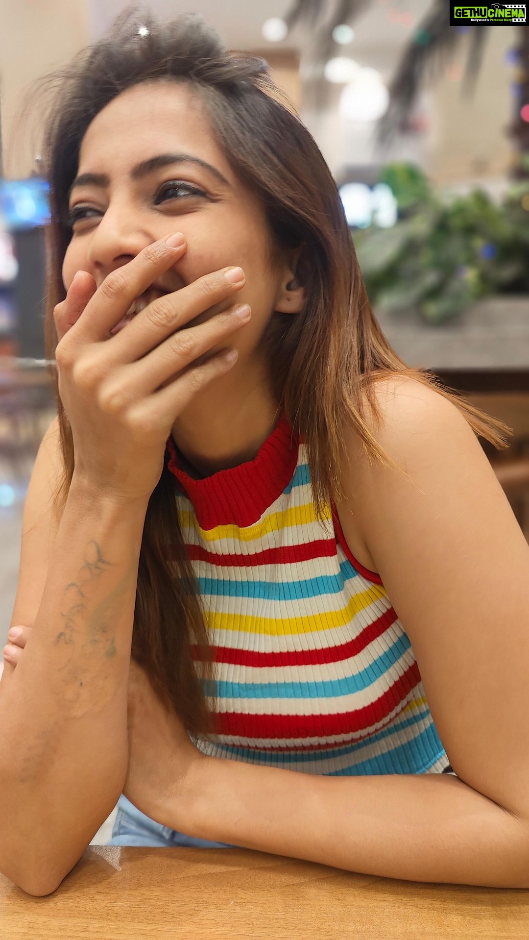 Shriya Tiwari Instagram - Subway is a diet food only na! 🙈 #reels #trending #cheatmeal #diet #dietmemes #gym #gymmemes #funny #reelsinstagram #relatable #explore #foryou #funnymemes #funnyvideos #viral #viralvideos