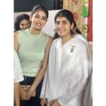 Shriya Tiwari Instagram - What a soothing evening it was! @bkshivani ji enlightened us with core habits of happiness (sanskar). As much as easy it is to guess the concept the more deeper it's meaning is. She explained it so beautifully. I was lucky to be a part of this and to get a picture with her. Her aura is so divine and pure. Lucky to meet a pure soul like her. #bkshivani #brahmakumari #motivation #motivationalquotes #motivationalspeaker #divine #manifestation #universe #happiness #peace #love #wisdom #sanity #aura #meditation Goregaon Sports Club