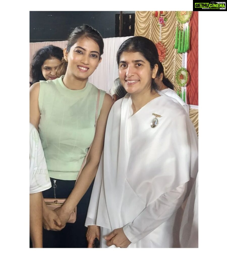 Shriya Tiwari Instagram - What a soothing evening it was! @bkshivani ji enlightened us with core habits of happiness (sanskar). As much as easy it is to guess the concept the more deeper it's meaning is. She explained it so beautifully. I was lucky to be a part of this and to get a picture with her. Her aura is so divine and pure. Lucky to meet a pure soul like her. #bkshivani #brahmakumari #motivation #motivationalquotes #motivationalspeaker #divine #manifestation #universe #happiness #peace #love #wisdom #sanity #aura #meditation Goregaon Sports Club