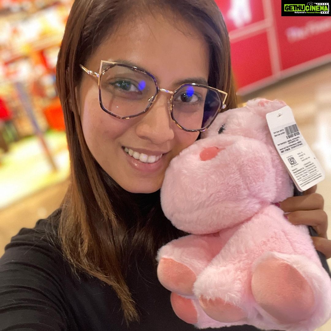 Shriya Tiwari - 1.8K Likes - And then the day ended with hippo plush 💗🐷
#pictures #outing #throwback #happiness #family #cute #stufftoy #hippoplush #monochrome #fashion #lifestyle #lifestyleblogger #pose #fashionista #fashionstyle #happylife #positivequotes #positivevibes #blacklove #model #anactor #shriyatiwari #inlovewithme #longwaytogostill