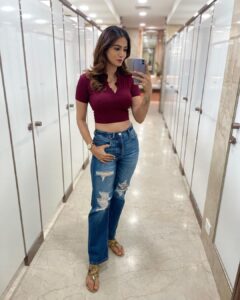 Shriya Tiwari Instagram - Bunch of photos clicked in washroom! 🤓
Pc: @_sshhhruti_  @okayyyhyee 
.
.
.
.
.
.
.
.
.
.
.
#dayout #washroomstories #photooftheday #photography #happiness #wellspent #mumbaidiaries #inorbitmall #cute #actor #model #indian #instadaily #instagram #evening #post #love #friends #real #shriyatiwari
