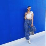 Shriya Tiwari Instagram - Playing in red and blues! ❤️💙 . . . . . . . . . . . . . . . . . #photooftheday #shotoniphone #hnm #happy #birthdaycountdown #happiness #weekend #weekendvibes #sunday #portraitphotography #photography #cute #viral #trending #instagood #instagram #shriyatiwari #longwaytogostill Tennis in the City