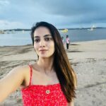 Shriya Tiwari Instagram - Sometimes you have to forget what you feel and remember what you deserve! ☺️✨ . . . . . . . . . . . . . . . . . . . . . #instagood #beach #beachvibes #happiness #beach #metime #pretty #beautiful #goodtimes #healing #trending #explorepage #feed #foryou #happysoul #manifestation #actor #lovemyself #shriyatiwari #longwaytogostill Marve Beach