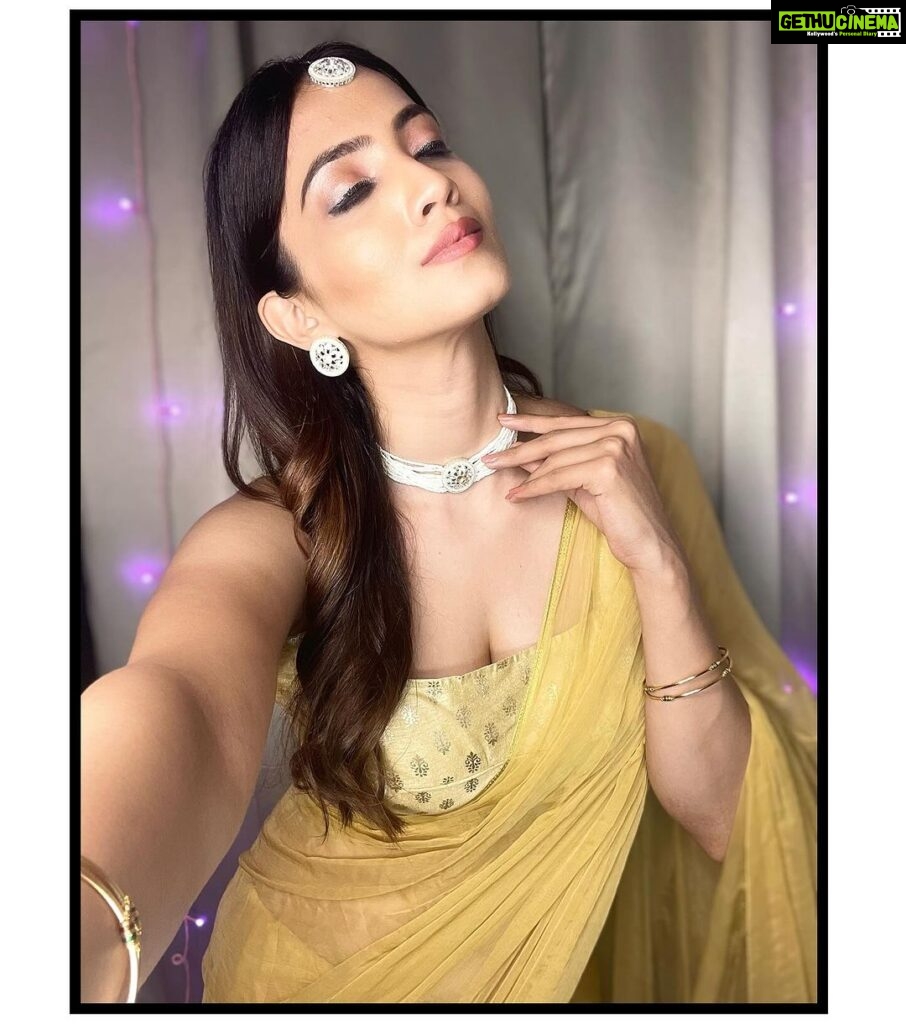 Shriya Tiwari Instagram - Jaane kya chahe mann bawraa! ✨ . . . . . . . . . . . . . . . . . . . . . . #post #collab #collaboration #jewellery #newpost #postoftheday #festivetime #festival #diwali #traditional #saree #indian #indianwear #viral #portraitphotography #shotoniphone #classic #shriyatiwari #jewelbyps #onlineshopping #jewelrydesigner #longwaytogostill