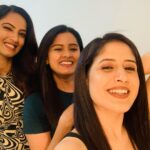 Shriya Tiwari Instagram - With my lovelies ♥️ @nazaratvofficial @dhartiputranandini #dhartiputranandani #dhartiputra #nazaratv #nazaratvofficial #kamyabhardwaj #priyabhardwaj #jyotibhardwaj #coactors #actorslife