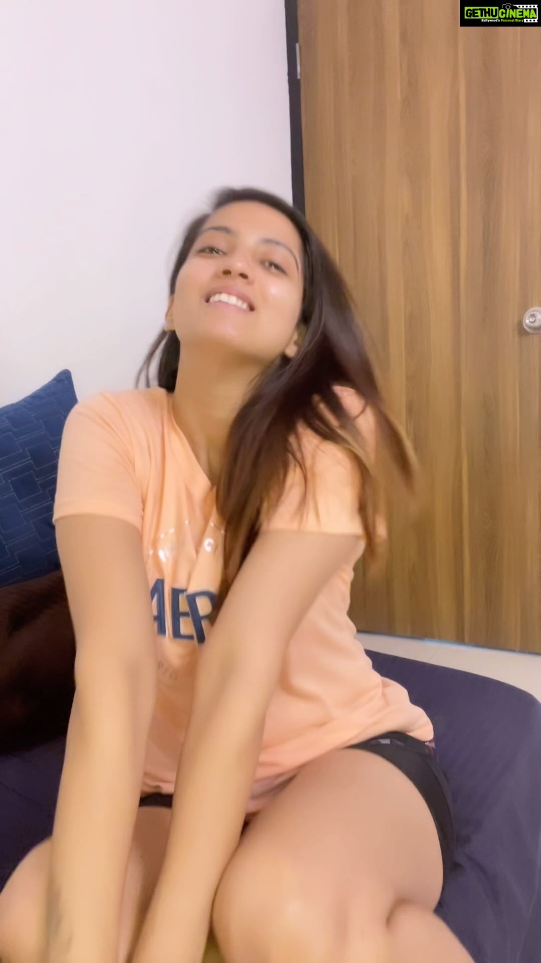 Shriya Tiwari Instagram - Arre yaar! 🥹 #reelsindia #reelitfeelit #funny #comedy #trending #trendingreels #trendingsongs #explore #funnyvideos #funnyreels #viral #oldsongs #shriyatiwari