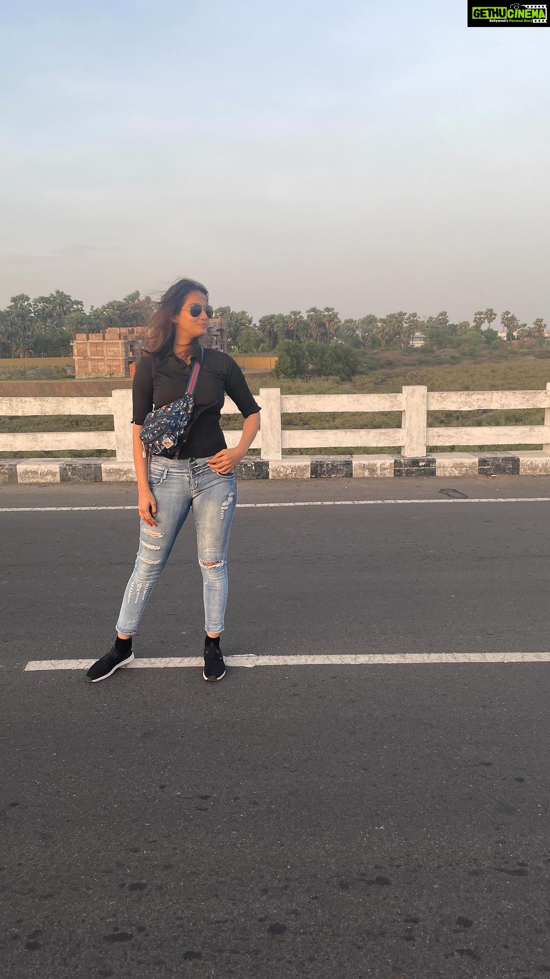 Shriya Tiwari Instagram - Gaddi chalana ni aaunda par swag pura aanda hai! #swag #blacklove #car #viral #trendingreels #trending #explore