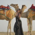 Shruthi Prakash Instagram - Ready?🧸 Hai Kahan Ka Iraada ♥️🎥 @ashwanibasoya @arjitarv @puneetschalana @yourseventfully @vibhorhasija @subhankar_chatterjee_official @ohrajat #shrutiprakash #musicvideo #songs #picture #desert #sandunes #outinabit Jaisalmer, Rajasthan
