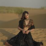 Shruthi Prakash Instagram - Ready?🧸 Hai Kahan Ka Iraada ♥️🎥 @ashwanibasoya @arjitarv @puneetschalana @yourseventfully @vibhorhasija @subhankar_chatterjee_official @ohrajat #shrutiprakash #musicvideo #songs #picture #desert #sandunes #outinabit Jaisalmer, Rajasthan