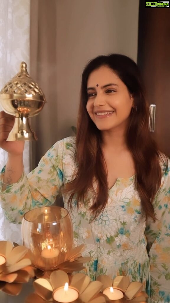 Shruthi Prakash Instagram - Crafting moments, one glow at a time⭐️ This Diwali, discover the beauty of @mydusaan ‘s Diya’s and lamps. Shot by ❤️ @motaabhaai #shrutiprakash #reelsvideo #diwali #decor #ad #explore #instagram #feelgood #love #home