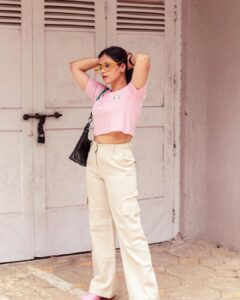 Shruthi Prakash Instagram - In a room full of artwork, you’d still look at me 🙈♥️

Wearing “Mi Amore” (link in bio )
Black purse @hues__studio 
Tote bag - Mi Amore 

Pc @motaabhaai