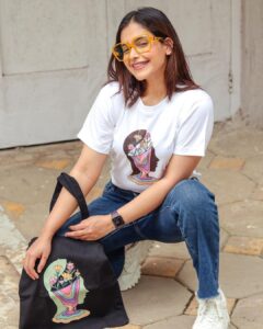 Shruthi Prakash Instagram - In a room full of artwork, you’d still look at me 🙈♥️

Wearing “Mi Amore” (link in bio )
Black purse @hues__studio 
Tote bag - Mi Amore 

Pc @motaabhaai