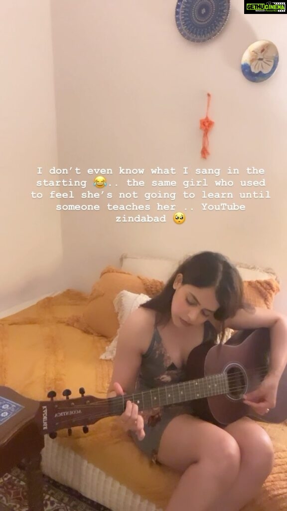 Shruthi Prakash Instagram - People told me you sing well , it would look so sexy if you play a guitar too 🫢 Thank you for this beauty ♥️ @kadencexperience The lovely throw and cushions by @hyppy.in 🫶 #shrutiprakash #reels #slowandsteady #learning #babyguitar #yay
