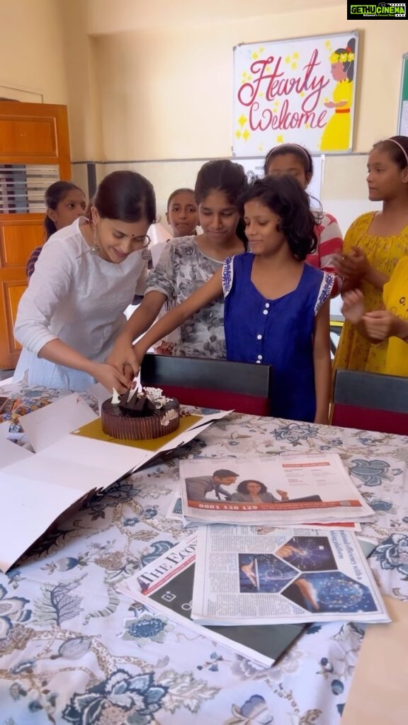Shruthi Prakash Instagram - The first half of my birthday went something like this and I can’t be more grateful and happy 🥺♥️ I was going to an old age home but learnt that some of the kids haven’t celebrated their birthdays so well when you can make a difference why not ♥️ I thank you all for the wonderful wishes 🤗🌟 #shrutiprakash #reels #birthday #grateful #blessed #kids #sukoon