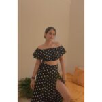 Shruthi Prakash Instagram - Someone told me a smile is contagious! Sending some louvvv your way ♥️ Also de-cluttering your space feels soooo good 🥺 Also thank you @hyppy.in for sending such gorgeous throws and cushions .. more on that space later 🌻 #shrutiprakash #impromptu #reels #fashion #vibing #nomakeup #peaceful #happy #smilee