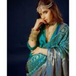 Shruthi Prakash Instagram - Sometimes you have to forget how you feel and remember what you deserve..♥️ #shrutiprakash #fashion #jewellery #pose #shoot #potrait #green #gold #value #worth