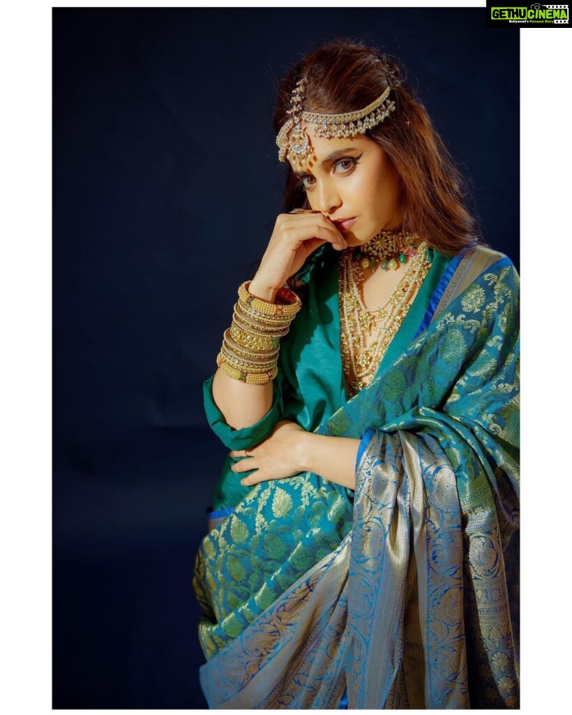 Shruthi Prakash Instagram - Sometimes you have to forget how you feel and remember what you deserve..♥️ #shrutiprakash #fashion #jewellery #pose #shoot #potrait #green #gold #value #worth