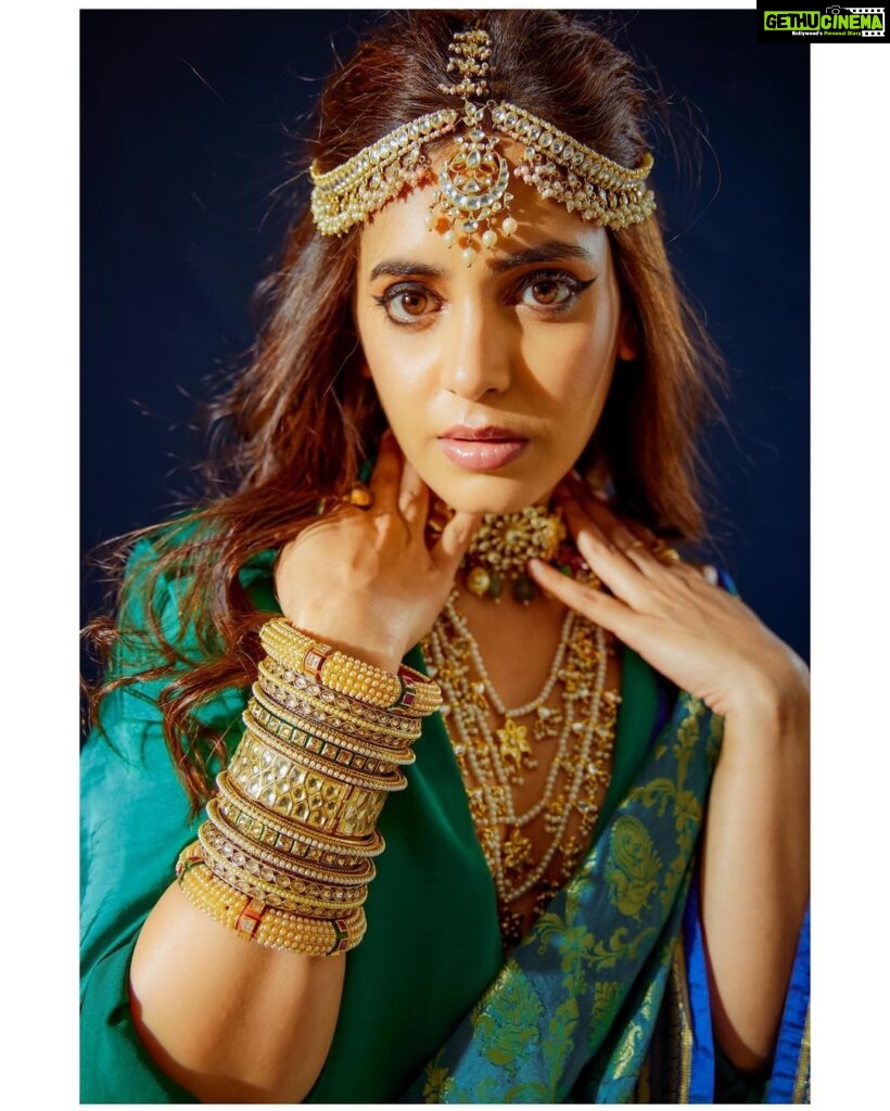 Shruthi Prakash Instagram - ‘HER’ and her deep brown eyes, she’s worth the world 🌟 #shrutiprakash #browneyes #jewellery #concept #shoot #soulsearching #peace