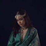 Shruthi Prakash Instagram - Trusting the process and seeing the power of complete surrender ♥️ Also notice the on-camera and off-camera difference🫢 #shrutiprakash #réel #saree #ethnic #fashion #green #royal #pretty #bts