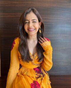 Shruthi Prakash Instagram - A little sunshine on your feed 🧸🌻

#shrutiprakash #yellow #smile #ethnic