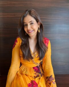 Shruthi Prakash Instagram - A little sunshine on your feed 🧸🌻

#shrutiprakash #yellow #smile #ethnic