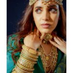 Shruthi Prakash Instagram - Sometimes you have to forget how you feel and remember what you deserve..♥️ #shrutiprakash #fashion #jewellery #pose #shoot #potrait #green #gold #value #worth