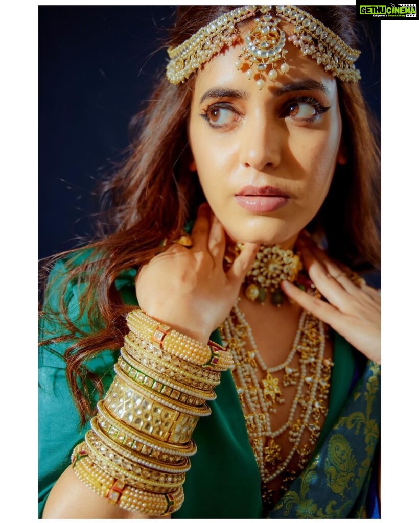 Shruthi Prakash Instagram - Sometimes you have to forget how you feel and remember what you deserve..♥️ #shrutiprakash #fashion #jewellery #pose #shoot #potrait #green #gold #value #worth