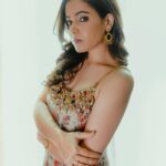 Shruthi Prakash Instagram - When you know you’ve got a thing for side profile 🫢 PC @wime_studios #shrutiprakash #picture #pose #smilena #spreadhappiness #ethnic