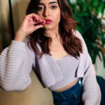 Shruthi Prakash Instagram - The art of eye contact ❤️ PC @wime_studios #shrutiprakash #picture #potraits #lavender #mood