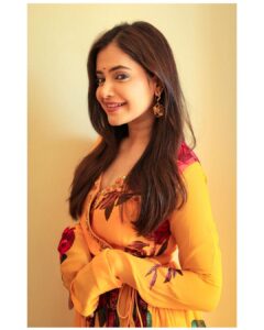 Shruthi Prakash Instagram - She’s definitely smiling from within.. haina? Alwa?♥️🥺 Loving the response 🙏 Styled by my cutie @priyavajani Wearing @asopalav Earrings @suki.jewellery MUA @makeoverwith_jyotikrishna HAIR @divyasriharimakeovers Beautifully captured by @wime_studios #shrutiprakash #promotions #film #yay #kadalatheeradabhargava #firstday