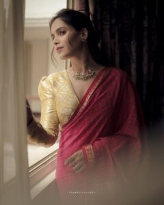 Shruthi Prakash Instagram - किसका इंतज़ार है?

Styling: @tejukranthi You are ♥️
Assistant Styling : @khushi_jagadisha
Outfit: @label_manu__gowda
Accessories: @thefestivestoreindia
Mua @chaitra.girish.1 
Hair @priya_chandra_makeovers
Pc @framesbyadarsh 

#shrutiprakash #saree #picture #happiest #jainuniversity #ktb #promotions #fashion #feltpretty