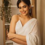 Shruthi Prakash Instagram - The picture I sent my mumma this week 🙈 Wearing @urban_closet_ethnic Pc @motaabhaai Mua @glamoversbysakinah #shrutiprakash #picture #pose #saree #white #happiness