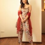 Shruthi Prakash Instagram - Happy Ugadi! 🤗♥️ Bevu Bella tindu khushi khushiaage iri..🫶 Wearing @filiperlatiofficial Jewellery @suki.jewellery Styled by @priyavajani Mua @makeoverwith_jyotikrishna Pc @wime_studios #shrutiprakash #ethnic #colors #joy #blessed #ugadi #smile
