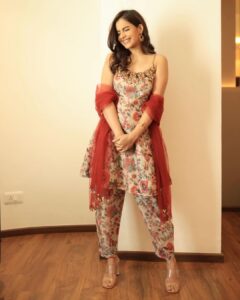 Shruthi Prakash Instagram - Happy Ugadi! 🤗♥️ Bevu Bella tindu khushi khushiaage iri..🫶 Wearing @filiperlatiofficial Jewellery @suki.jewellery Styled by @priyavajani Mua @makeoverwith_jyotikrishna Pc @wime_studios #shrutiprakash #ethnic #colors #joy #blessed #ugadi #smile