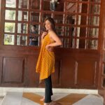 Shruthi Prakash Instagram - When the hotel watchman uncle becomes your friend, you can share the screen space with me uncle no worries 🫶 #shrutiprakash #styledbyme #yellow #happy #value #worth #love