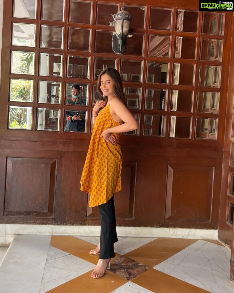 Shruthi Prakash Instagram - When the hotel watchman uncle becomes your friend, you can share the screen space with me uncle no worries 🫶 #shrutiprakash #styledbyme #yellow #happy #value #worth #love