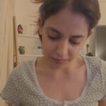 Shruthi Prakash Instagram - Aisa kyun hota hai♥️ Hope this gets a smile on your face 🤗 #rawvocals #impromptu #shrusings #🧸 #sendinggoodvibes @officialjoshapp @joshapp.kannada #JoshMeinAaja