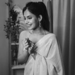 Shruthi Prakash Instagram - I’m the kind of girl who gets happy seeing her collar bone being visible in pictures 😂 Wearing @urban_closet_ethnic Pc @motaabhaai #shrutiprakash #pose #ethnic #content #saree #picture #smile #love #workouts