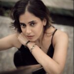 Shruthi Prakash Instagram - आँखों ही आँखों में बातों ही बातों में तूने चुराया जिया… Pc @framesbyadarsh Mua @nikhila_artistry Styling @shrutiprakash #shrutiprakash #black #blackdress #eyes #potrait #fashion #content